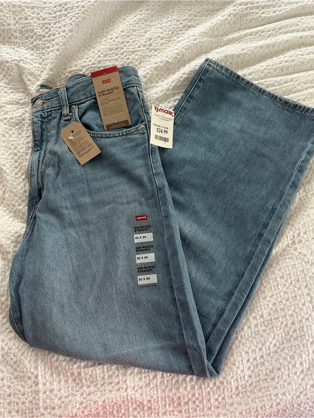 NWT Levi's Women's Straight Leg Jeans in Light Wash Blue
